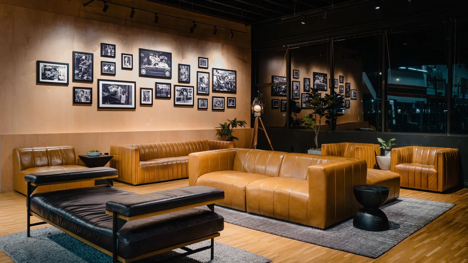 The members' lounge at Gold's Gym Venice